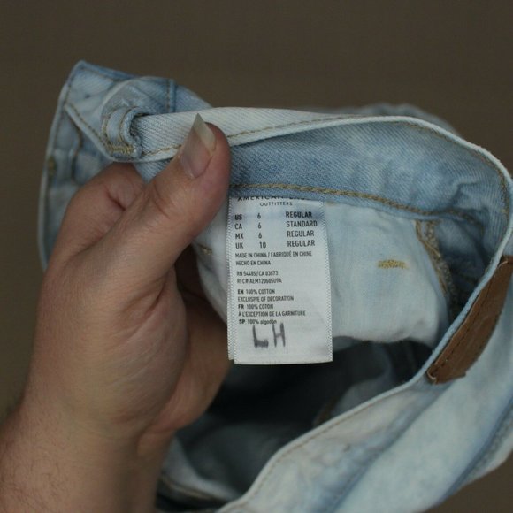 American Eagle High Waist Mom Jeans Women's Size 6 Fray Hem Distressed Denim - Picture 9 of 9